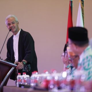 Bakal calon presiden 2024, Ganjar Pranowo, memberi paparan di depan peserta Silaturahmi Kerja Nasional (Silaknas) Ikatan Cendekiawan Muda Indonesia (ICMI) di Makassar, Sabtu (4/11/2023)