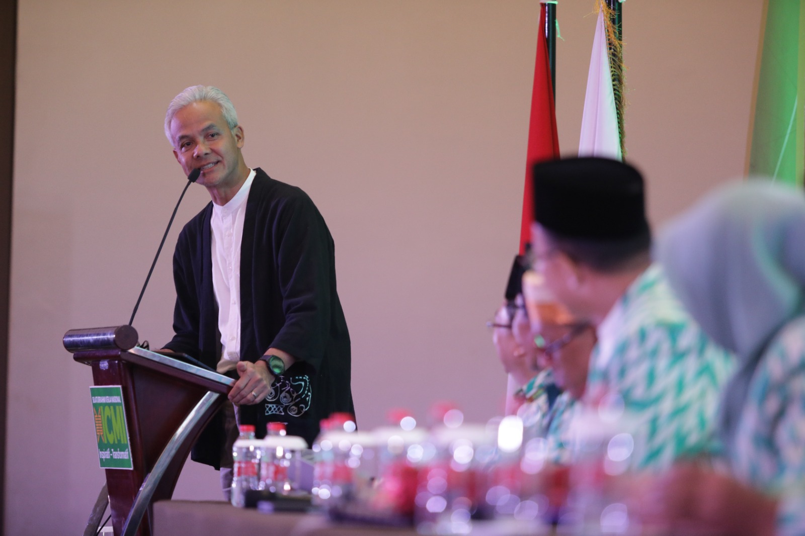 Bakal calon presiden 2024, Ganjar Pranowo, memberi paparan di depan peserta Silaturahmi Kerja Nasional (Silaknas) Ikatan Cendekiawan Muda Indonesia (ICMI) di Makassar, Sabtu (4/11/2023)