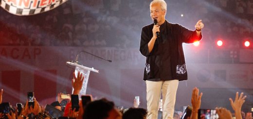 Bacapres Ganjar Pranowo memberi semangat di hadapan Tim Pemenangan Daerah Jawa Tengah di GOR Jatidiri Semarang, Sabtu (4/11/2023