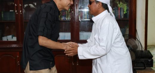 Bakal calon presiden (bacapres) RI 2024, Ganjar Pranowo, diterima KH Abdul Hadi saat bersilaturahmi di Pondok Pesantren Hidayatul Fadhola' Walisongo Musi Banyuasin, Sumatra Selatan, Senin (6/11/2023)