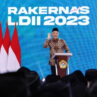 Bakal calon presiden (bacapres) 2024 Ganjar Pranowo, menghadiri Rapat Kerja Nasional (Rakernas) LDII 2023 di Grand Ballroom Minhaajurrosyidiin, Jakarta Timur, Rabu (8/11/2023)