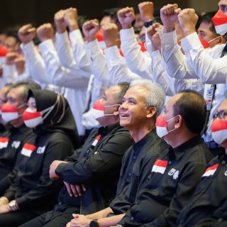 Bakal calon presiden 2024, Ganjar Pranowo, hadir untuk memberi pembekalan dan motivasi kepada sekitar 1.500 orang pekerja migran Indonesia (PMI), di eL Hotel, Jakarta Utara, Kamis (9/11/2023)