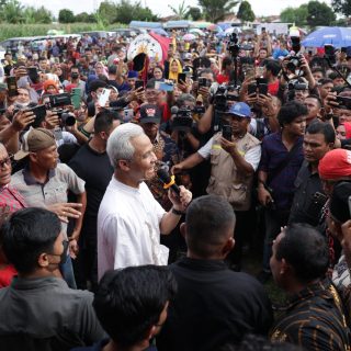 Bakal calon presiden 2024, Ganjar Pranowo, disambut meriah warga dan seniman Jawa di Sumatra Utara yang berkumpul di Lapangan Desa Tumpatan Nibung, Kecamatan Batang Kuis, Deli Serdang, Sumatera Utara, Jumat (10/11/2023)