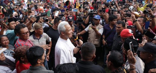 Bakal calon presiden 2024, Ganjar Pranowo, disambut meriah warga dan seniman Jawa di Sumatra Utara yang berkumpul di Lapangan Desa Tumpatan Nibung, Kecamatan Batang Kuis, Deli Serdang, Sumatera Utara, Jumat (10/11/2023)