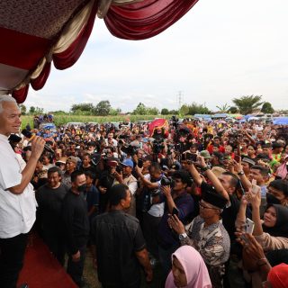 Bakal calon presiden 2024, Ganjar Pranowo, berorasi di depan para simpatisan saat berkunjung ke Deli Serdang, Sumatera Utara, Jumat (10/11/2023)