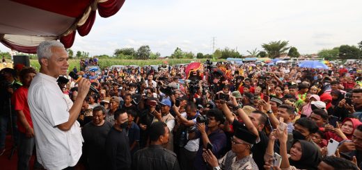 Bakal calon presiden 2024, Ganjar Pranowo, berorasi di depan para simpatisan saat berkunjung ke Deli Serdang, Sumatera Utara, Jumat (10/11/2023)