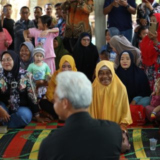Ganjar Pranowo, bakal calon presiden (Bacapres) RI 2024 bersilaturahmi dan berdiskusi dengan kalangan petani di Desa Silulu Kecamatan Gunung Malela, Simalungun, Sumatera Utara, Sabtu (11/11/2023)