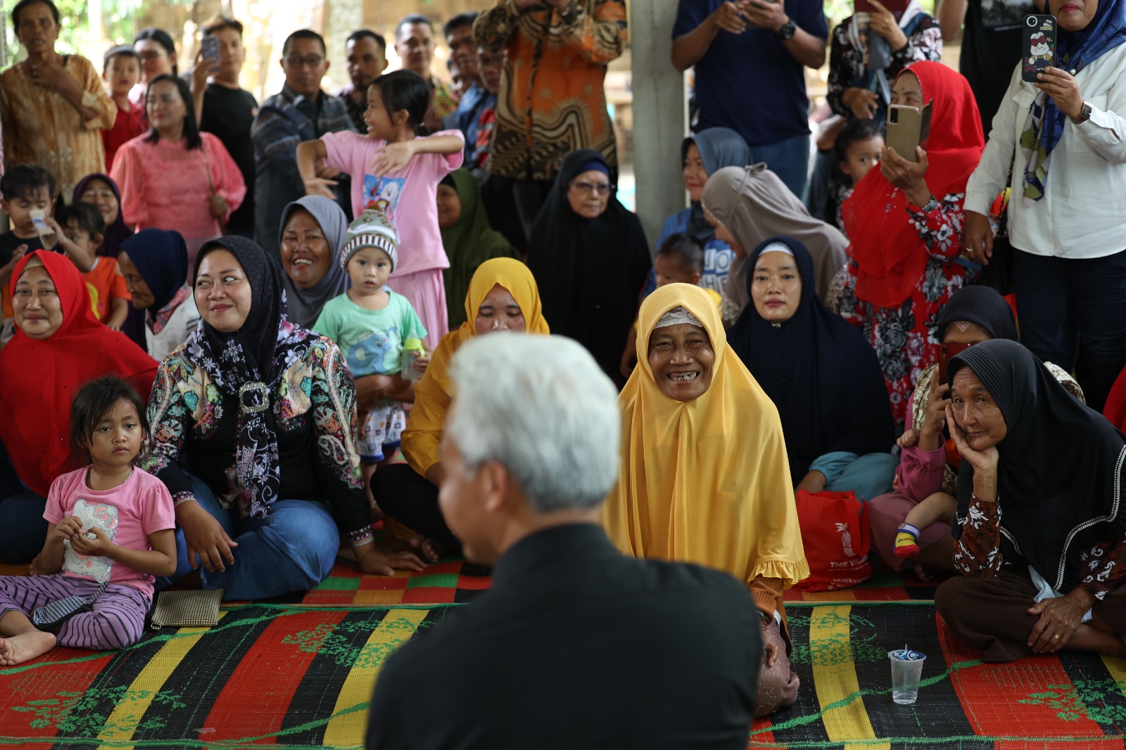 Ganjar Pranowo, bakal calon presiden (Bacapres) RI 2024 bersilaturahmi dan berdiskusi dengan kalangan petani di Desa Silulu Kecamatan Gunung Malela, Simalungun, Sumatera Utara, Sabtu (11/11/2023)