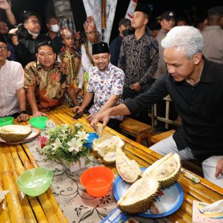Bakal Capres Ganjar Pranowo mencicipi durian musang king saat berkunjung di kawasan UMKM Percotot Reborn Desa Pulau Sejuk, Kecamatan Datuk Lima Puluh, Kabupaten Batu Bara, Sabtu (11/11/2023)