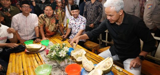 Bakal Capres Ganjar Pranowo mencicipi durian musang king saat berkunjung di kawasan UMKM Percotot Reborn Desa Pulau Sejuk, Kecamatan Datuk Lima Puluh, Kabupaten Batu Bara, Sabtu (11/11/2023)
