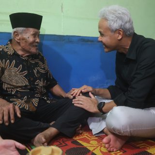 Bacapres Ganjar Pranowo berbincang dengan Mbah Sumadi pemilik rumah tempat Ganjar menginap di Desa Tanjung Alam Asahan Sabtu (11/11/2023)