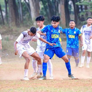 PS USM (biru) maju ke semi final grup A Liga 1 Askot PSSI Kota Semarang setelah meraih kemenangan 2-1 atas PS TCS Semarang