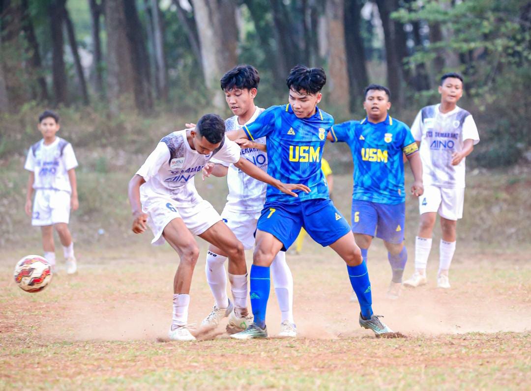 PS USM (biru) maju ke semi final grup A Liga 1 Askot PSSI Kota Semarang setelah meraih kemenangan 2-1 atas PS TCS Semarang
