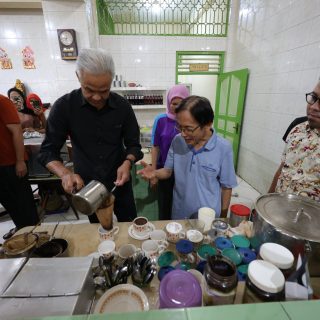 Bakal calon presiden 2024, Ganjar Pranowo, ngopi di Kedai Kopi Chong Bie Asahan, Minggu (12/11/2023). Bahkan Ganjar menengok dapur kafe dan belajar membuat kopi sendiri  