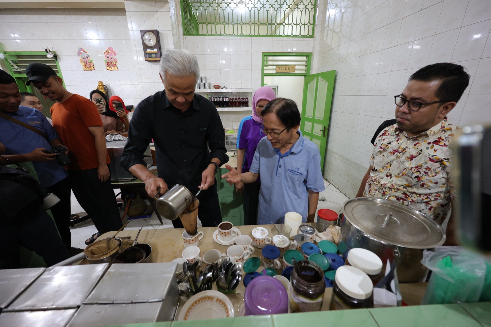 Bakal calon presiden 2024, Ganjar Pranowo, ngopi di Kedai Kopi Chong Bie Asahan, Minggu (12/11/2023). Bahkan Ganjar menengok dapur kafe dan belajar membuat kopi sendiri  