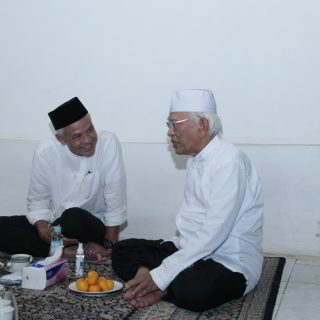 Bakal Capres 2024 Ganjar Pranowo sowan ke kediaman Gus Mus di Rembang, Senin (13/11/2023)