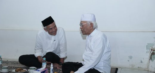 Bakal Capres 2024 Ganjar Pranowo sowan ke kediaman Gus Mus di Rembang, Senin (13/11/2023)