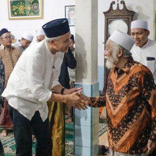 Ganjar Pranowo, bakal calon presiden (bacapres) RI 2024 mengunjungi Pondok Pesantren Roudatul Ulum, Kampung Cidahu, Dusun Tanagara, Kecamatan Cadasari, Kabupaten Pandeglang, Banten, dan diterima KH Ahmad Muhtadi Dimyathi, Senin (13/11/2023)