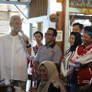 Ganjar bertemu dengan sejumlah elemen masyarakat saat di warung makan SHSD Sambel Hejo Purwakarta, Jumat (17/11/2023)