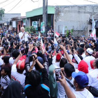 Calon presiden 2024 Ganjar Pranowo, berorasi di hadapan ratusan buruh se-Kabupaten Tangerang, Jumat (17/11/2023)