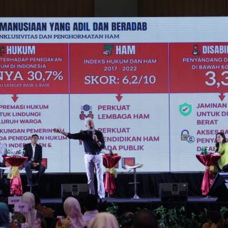Calon presiden 2024 Ganjar Pranowo, menghadiri acara Sarasehan Nasional Alumni Universitas Negeri Makassar, di Balroom Four Points Hotel Makassar, Sabtu (18/11/2023)