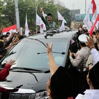 Cawapres Mahfud MD menyapa warga yang menyambutnya saat pulang ke kampung ke Madura, Sabtu (18/11/2023)