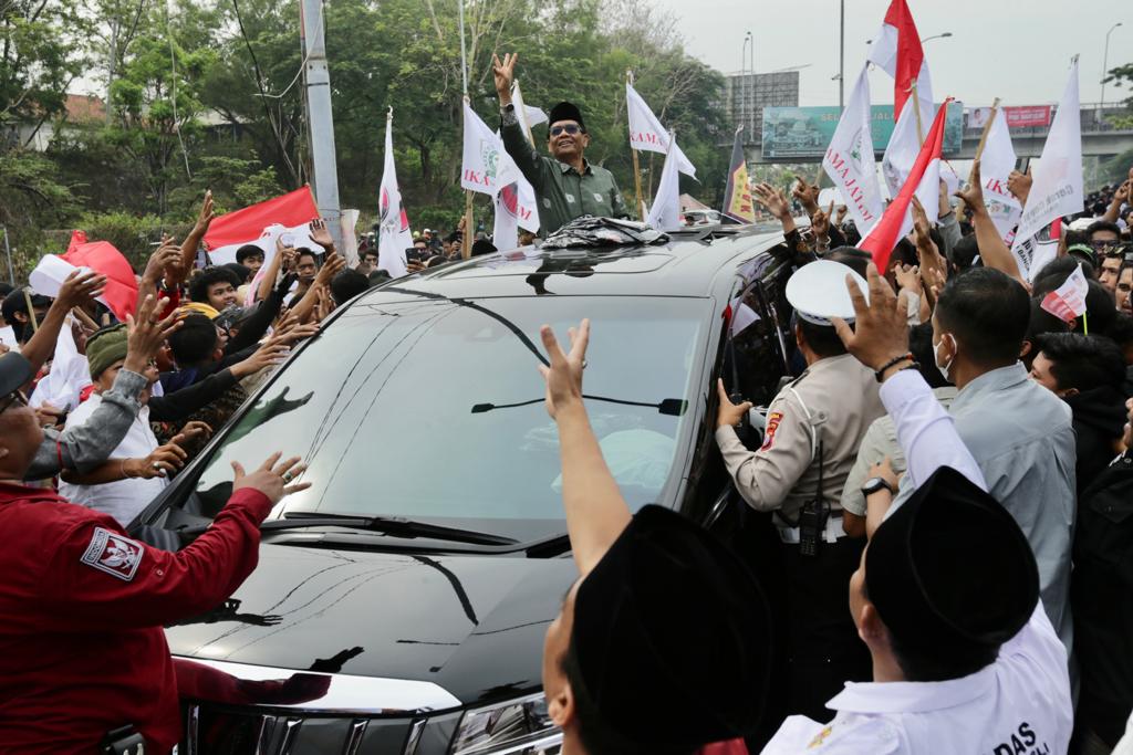 Cawapres Mahfud MD menyapa warga yang menyambutnya saat pulang ke kampung ke Madura, Sabtu (18/11/2023)