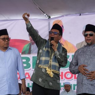 Cawapres Mahfud MD memberi sambutan pada acara istigosah di Lapangan Ikatan Keluarga Madura (IKAMA), Morkepek, Bangkalan, Sabtu (18/11/2023)
