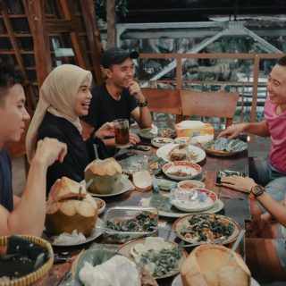 Siti Atikoh mempersiapkan diri mengikuti Full Marathon (FM) 42 KM di ajang Borobudur Marathon 2023, Magelang, dengan carbo loading asupan nasi dan lauk ikan, Sabtu (18/11/2023)