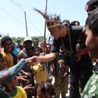 Calon presiden (Capres) nomor urut 3, Ganjar Pranowo bersilaturahmi dengan masyarakat Sorong Raya, Papua Barat Daya, Senin (20/11/2023)
