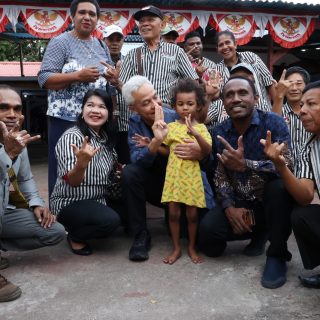Capres 2024, Ganjar Pranowo disambut masyarakat dan mengajak foto bersama sesaat tiba di Bandar Udara Domine Eduard Osok di Kota Sorong, Provinsi Papua Barat Daya, Senin (20/11/2023)