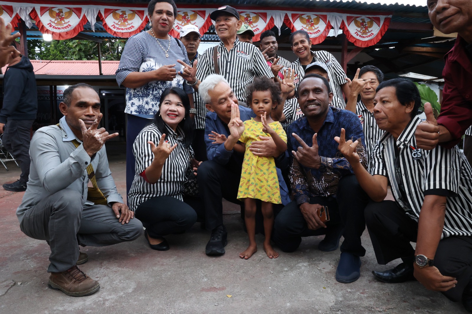 Capres 2024, Ganjar Pranowo disambut masyarakat dan mengajak foto bersama sesaat tiba di Bandar Udara Domine Eduard Osok di Kota Sorong, Provinsi Papua Barat Daya, Senin (20/11/2023)