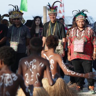 Sambutan meriah masyarakat menyambut kedatangan Capres Ganjar Pranowo di Pulau Waigeo, Raja Ampat, Papua, Senin (20/11/2023)