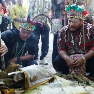 Dewan Adat Papua Wilayah III Doberay mengukuhkan Capres Ganjar Pranowo sebagai tokoh pemerhati orang Papua saat berkunjung ke Kampung Saukabu, Waigeo Barat Kepulauan, Raja Ampat, Papua Barat Daya, Senin (20/11/2023)