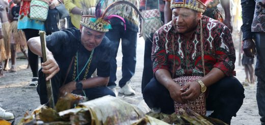 Dewan Adat Papua Wilayah III Doberay mengukuhkan Capres Ganjar Pranowo sebagai tokoh pemerhati orang Papua saat berkunjung ke Kampung Saukabu, Waigeo Barat Kepulauan, Raja Ampat, Papua Barat Daya, Senin (20/11/2023)