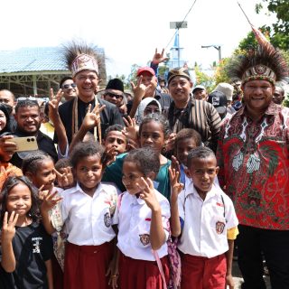 Capres Ganjar Pranowo berfoto dengan tokoh dan masyarakat saat berkunjung ke Pulau Mansinam, Manokwari, Papua Barat, Senin (20/11/2023)