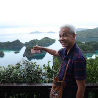 Capres 2024 nomor urut 3, Ganjar Pranowo suasana alam wisata saat singgah di Piaynemo Desa Pam, Distrik Waigeo Barat Kepulauan, Kabupaten Raja Ampat, Papua Barat Daya, Selasa (21/11/2023)