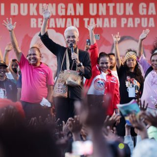 Ganjar Pranowo, Capres nomor urut 3 membakar semangat relawan usai meresmikan Sekretariat Bersama Gama di Jalan Raya Abepura-Sentani, Kota Jayapura, Papua, Selasa (21/11/2023)