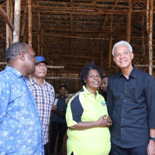 Capres Ganjar Pranowo bertemu Mama Wati, saat mengunjungi Rumah Doa, Bumi Perkemahan, Waena, Kota Jayapura, Rabu (22/11/2023)