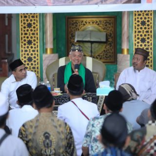 Capres Ganjar Pranowo berdiskusi dengan para ulama dan masyayikh se Papua di Pondok Pesantren (Ponpes) Nurul Anwar, Sentani, Jayapura, Papua, Rabu (22/11/2023)