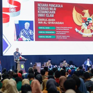 Capres 2024 Ganjar Pranowo memberi sambutan di acara dialog publik Muhammadiyah di Universitas Muhammadiyah Jakarta, Kamis (23/11/2023)