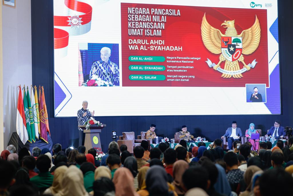 Capres 2024 Ganjar Pranowo memberi sambutan di acara dialog publik Muhammadiyah di Universitas Muhammadiyah Jakarta, Kamis (23/11/2023)