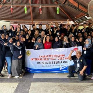 Civitas akademika USM, baik itu dosen, tenaga kependidikan dan karyawan mengikuti kegiatan Internalisasi Core Values dengan tema "HATI"di New Rivermoon, Klaten pada 21-22 November 2023