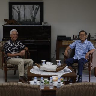 Capres nomor urut 3, Ganjar Pranowo, bersilaturahmi ke kediaman Budiono, mantan Wakil Presiden ke-11 RI di Jalan Jambu 11, Jakarta Pusat, Jumat (24/11/2023)