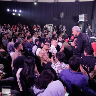 Calon presiden 2024, Ganjar Pranowo, ngobrol asyik dengan ratusan anak muda Jakarta dalam acara bertajuk "Indonesia Milenial and Gen Z Summit 2023" di Senayan Park Jakarta, Jumat (24/11/2023)
