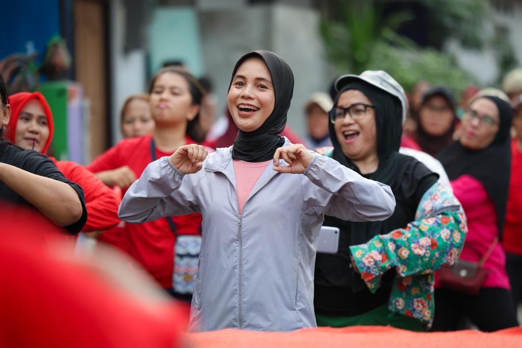 Siti Atikoh, istri Capres Ganjar Pranowo berbaur bahkan ikut senam bersama ibu-ibu warga Harapan Mulya, Kemayoran, Jakarta Pusat, Jumat (24/11/2023)