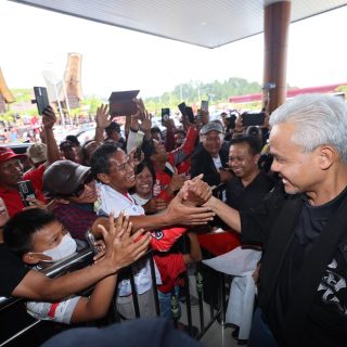Ganjar Pranowo, Capres RI 2024 nomor urut 3 disambut warga di Bandara Toraja, Tana Toraja, Sabtu (25/11/2023)