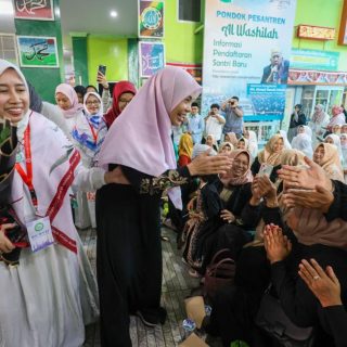 Istri calon presiden Ganjar Pranowo, yakni Siti Atikoh Supriyanti menghadiri peringatan satu tahun berdirinya kelompok pengajian di Pondok Pesantren Al Washilah, Jalan Kampung Baru, Kembangan Utara, Jakarta Barat, Jakarta, Sabtu (25/11/2023)