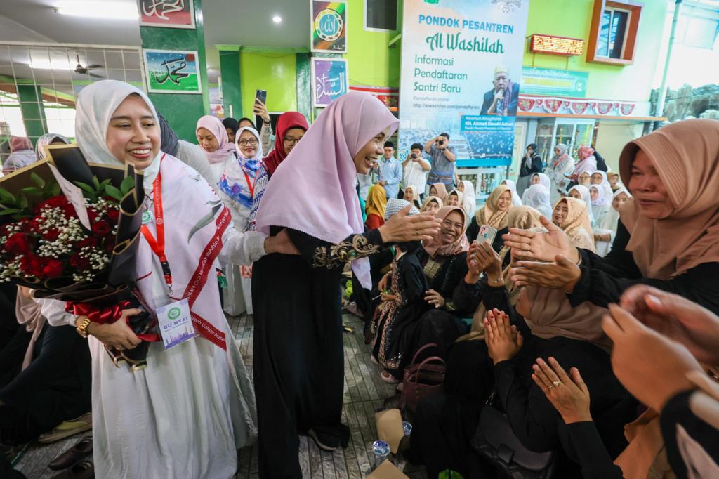 Istri calon presiden Ganjar Pranowo, yakni Siti Atikoh Supriyanti menghadiri peringatan satu tahun berdirinya kelompok pengajian di Pondok Pesantren Al Washilah, Jalan Kampung Baru, Kembangan Utara, Jakarta Barat, Jakarta, Sabtu (25/11/2023)