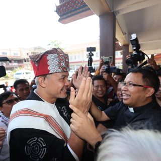 Datang di Tongkonan Sangullele atau Kantor Badan Pekerja Sinode (BPS) Gereja Toraja, Toraja Utara, capres nomor urut 3, Ganjar Pranowo mendapat sambutan meriah, Sabtu (25/11/2023).